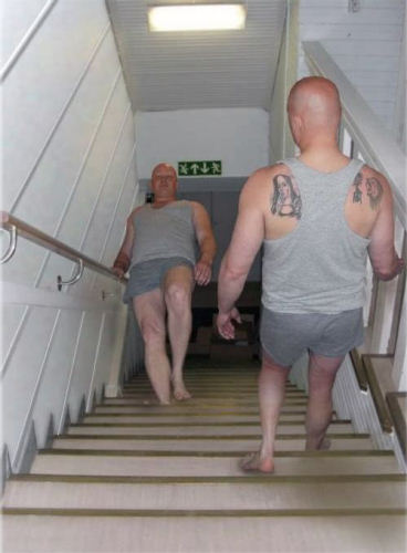photo image homme escalier illusion optique humour insolite