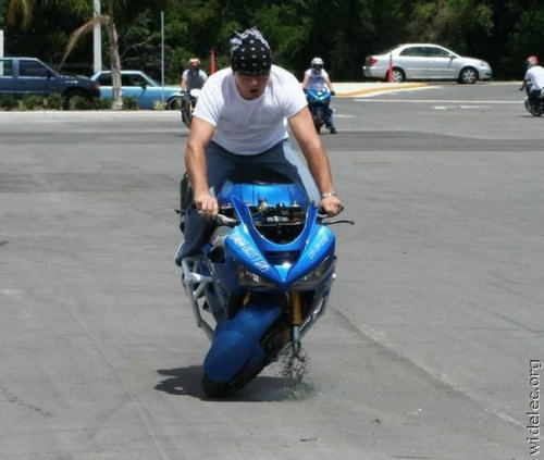 photo wheeling moto roue cassée chute humour insolite