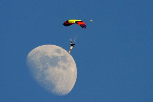 photo atterrissage lune alunissage parapente humour insolite