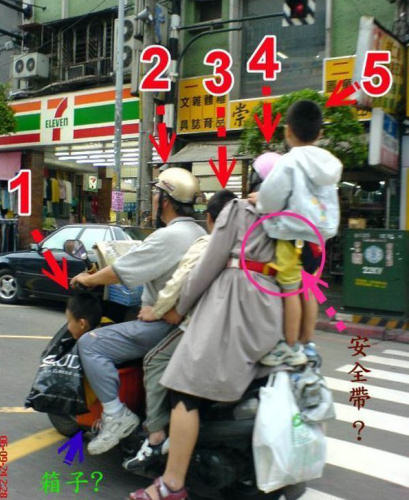photo scooter famille enfant debout insolite