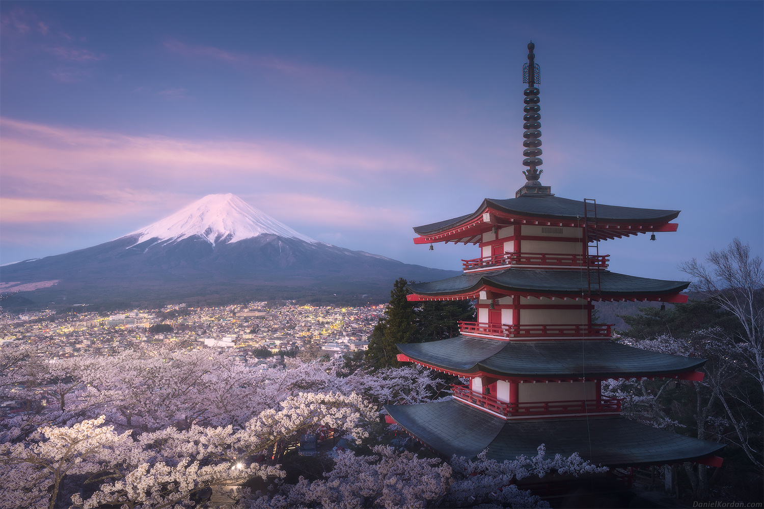Une pagode devant le Mont Fuji