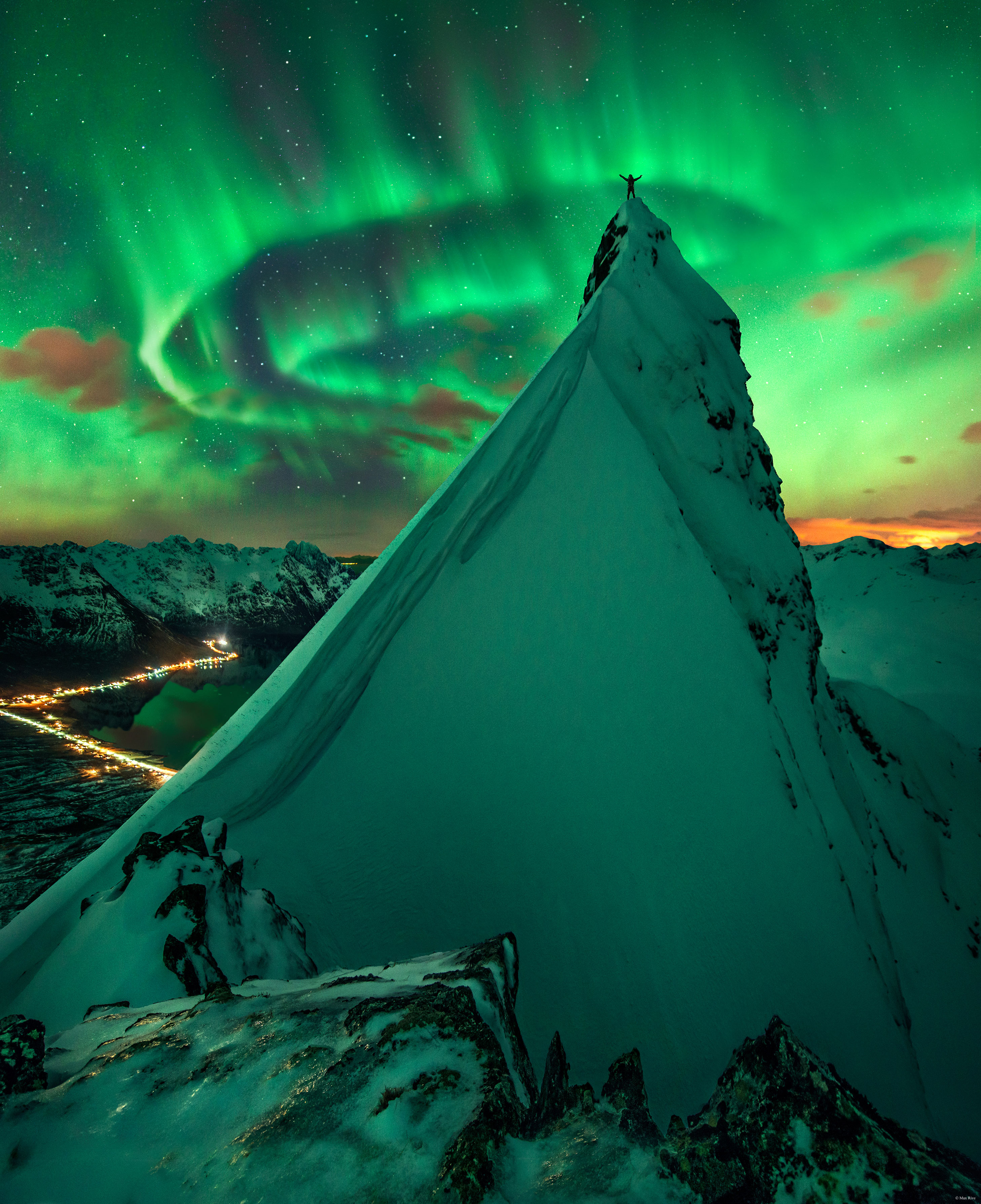 Attraper les aurores boréales au sommet d'une montagne